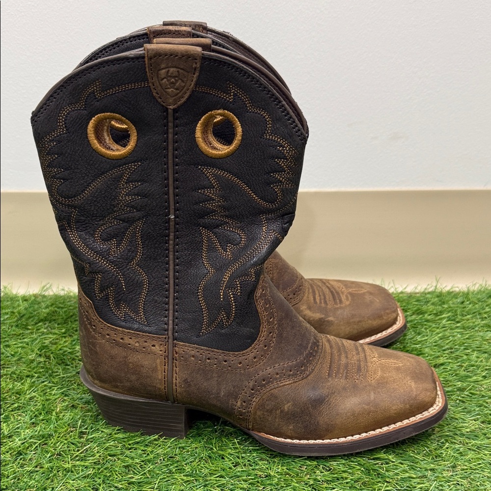 ARIAT YOUTH ROUGHSTOCK DISTRESSED BROWN WITH BLACK SQUARE TOE COWBOY BOOTS